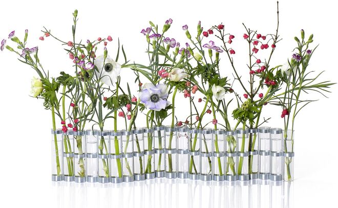 Vaso em metal, 194€, em www.madeindesign.com