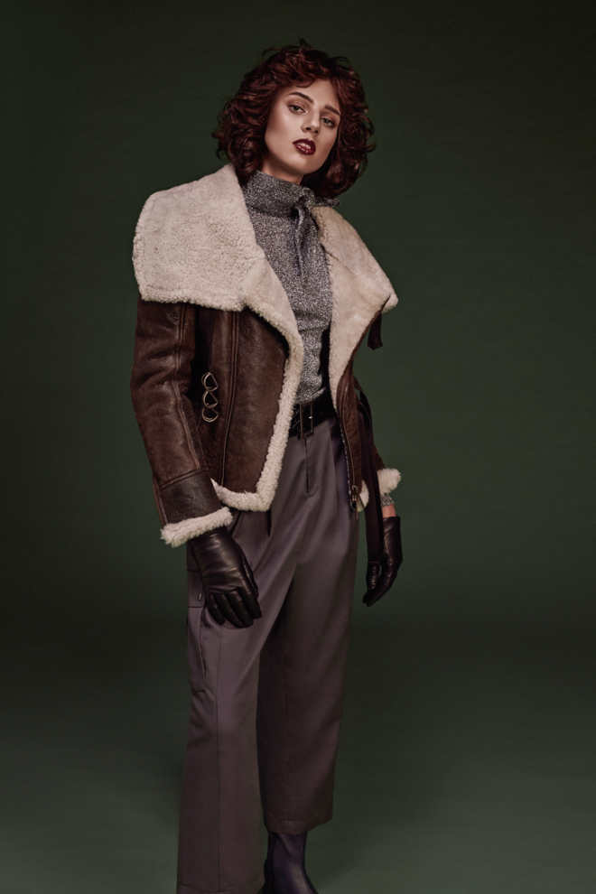6. O blusão em carneira, ícone dos anos 40 e da aviação militar, é recuperado e elevado à categoria de peça-estrela do visual. Conjugado com detalhes femininos, mantém a atitude de sempre, ganhando em atualidade e elegância. | Casaco em pele, €2700, Dsquared², e blusa em poliéster, €520, Isabel Marant, na Fashion Clinic. Calças em lã, Banda (preço sob consulta). Botas, €175, e luvas, €59, em pele, Uterqüe. Cinto em pele, Alexander McQueen, na Stivali (preço sob consulta).