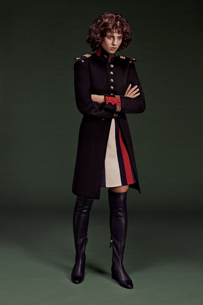 10. Fiel ao cunho militar e a fazer lembrar as tropas reais, pormenores como botões dourados, debruados e divisas revelam-se fundamentais para tornar um look neutro mais impactante. | Casaco em lã, €300, Retro City. Saia em lã e seda, €690, Gucci, na Fashion Clinic. Botas em pele, €175, Uterqüe.