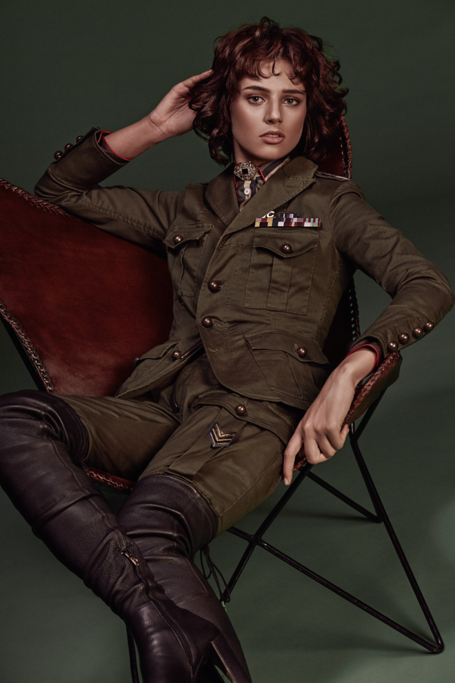 9. Entrar no espírito em look total revela alguma ousadia, mas acima de tudo muita atitude. Ao introduzir uma das peças-chave da estação, as botas altas, o visual ganha atualidade com elegância e feminilidade. | Casaco, €1110, e calças, €595, em algodão, Dsquared², na Fashion Clinic. Camisa em seda, F.R.F. For Restless Sleepers, na Stivali (preço sob consulta). Botas em pele, €382, Luís Onofre. Pregadeira em metal, da produção. Cadeira em pele, Kare Design (preço sob consulta).