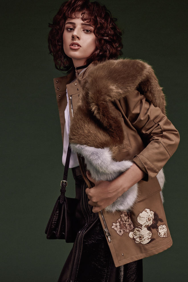 3. Sem prestar continência, elementos ultrafemininos e românticos, como bordados, pelos e gargantilhas, assumem o comando, num look que se espera austero, mas respira sofisticação. | Casaco em algodão bordado, Valentino, na Stivali (preço sob consulta). Saia em pele, €250, Diesel. Camisa em viscose, €29,95, estola em pelo, €19,95, e gargantilha em veludo, €14,95, Zara. Carteira em pele, €438, Twin-Set. Collants em rede, €9,99, Dim.