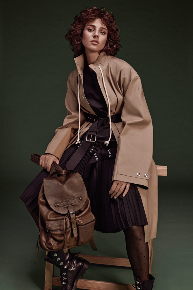 2. Quando as peças que constroem o visual são clássicos e se apresentam em tons neutros, não há como errar. A conjugação entre elas reforça a máxima menos é mais e comprova que a sobriedade é sinónimo de elegância. | Gabardina em algodão, Céline, na Loja das Meias (preço sob consulta). Camisola (preço sob consulta) e saia, €740, em algodão, Sacai, na Stivali. Botas em pele, €160, Cheap Monday. Mochila em pele, €640, Longchamp. Collants em microfibra, €9,99, Calzedonia.