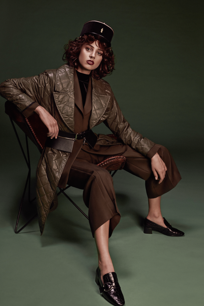  5. Seguindo a regra de estilo em voga nesta estação, a sobreposição, os clássicos não fogem à regra e alinham-se em elegantes camadas, explorando as suas novas proporções. Os acessórios são marcantes e responsáveis por ditarem o estilo. | Casaco em nylon, Pedro Pedro (preço sob consulta). Blazer e calças em lã, Maison Margiela, na Stivali (preço sob consulta). Top em veludo, €45, Cheap Monday. Sapatos em pele, €99, Uterqüe. Chapéu em feltro de lã, €10, Retro City. Cinto em pele, €90, BCBGMAXAZRIA. Cadeira em pele, Kare Design (preço sob consulta).