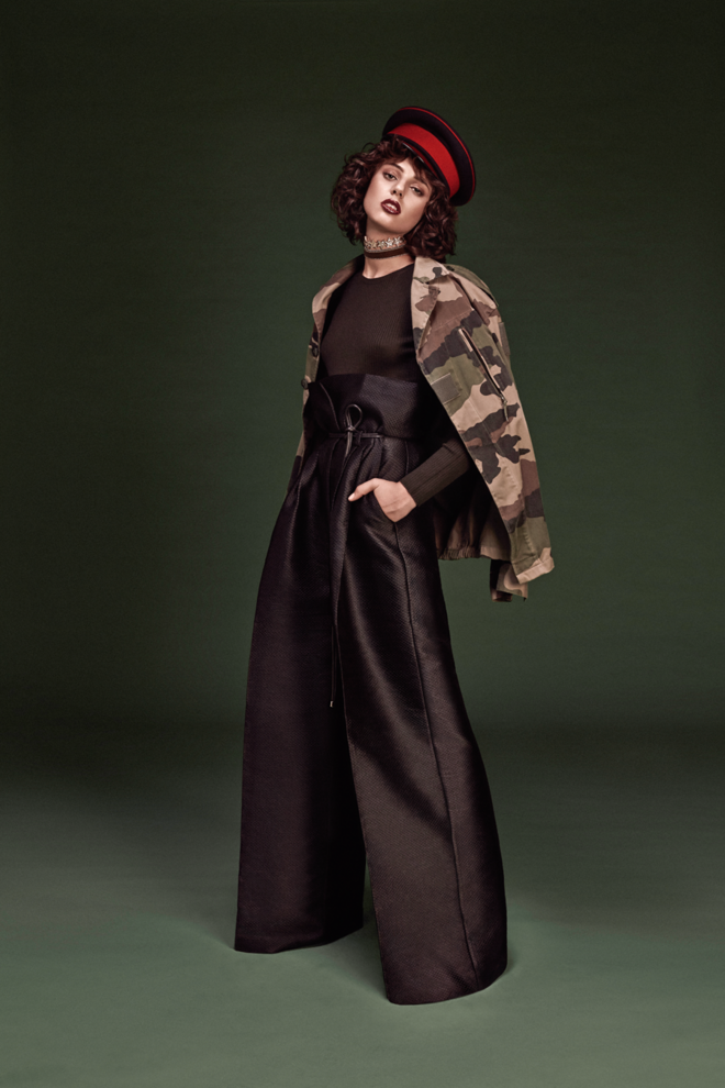 1. Quando a feminilidade e a rebeldia andam de mãos dadas, o militar torna-se chique e divertido. Com os camuflados e as peças oversized em destaque, os pormenores e a atitude são o complemento perfeito. | Casaco em algodão, €25, Retro City. Camisola em malha de algodão, Theory, na Stivali (preço sob consulta). Calças em seda, Diogo Miranda (preço sob consulta). Botas em camurça, €324, Luís Onofre. Chapéu em feltro de lã, €30, Retro City. Gargantilhas em veludo e metal, €14,95, Zara.