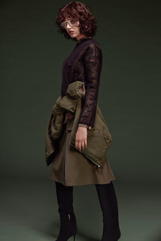 7. A rigidez transforma-se em descontração quando as peças que compõem o look assumem diferentes abordagens: sobrepostas e amarradas à cintura, têm no caqui o elemento de cariz militar que unifica e define o estilo. | Blusão em algodão, €580, Isabel Marant Étoile, na Fashion Clinic. Camisola em poliéster, €19,95, Zara. Camisa em poliéster, €188, BCBGMAXAZRIA. Saia em lã, €1095, Alexander McQueen, na Stivali. Botas em camurça, €324, Luís Onofre. Óculos em acetato, €20, Niuushop.