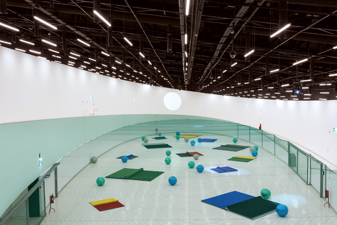 Vista da instalação Pynchon Park, da artista Dominique Gonzalez-Foerster, no novo edifício do MAAT. A iluminação da sala cria o efeito de dia e de noite e até é possível ver uma representação da Lua na parede.