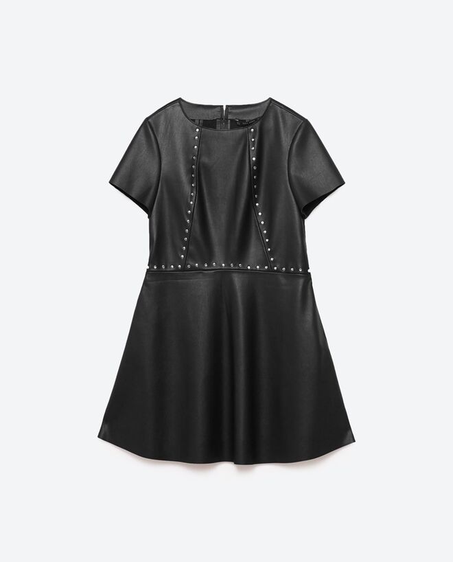 PARA MARCAR A CINTURA (E ESCONDER AS ANCAS) | Vestido em polipele tachas, €29,95, Zara