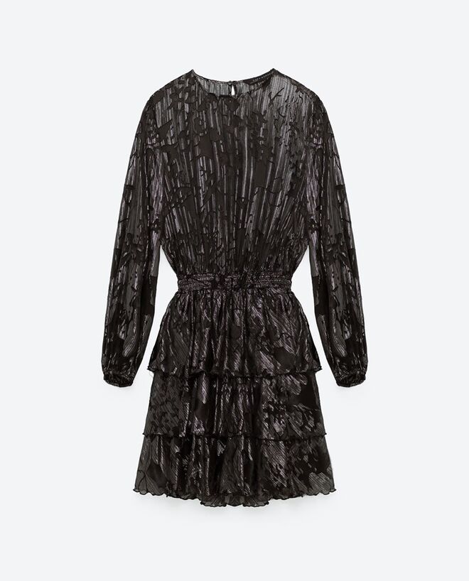 PARA MARCAR A CINTURA (E ESCONDER AS ANCAS) | Vestido curto fantasia, €49,95, Zara