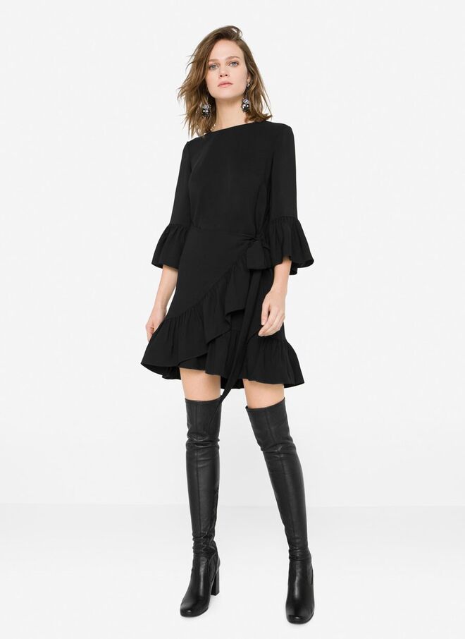 PARA MARCAR A CINTURA (E ESCONDER AS ANCAS) | Vestido com folhos curtos, 129,00€ Uterqüe