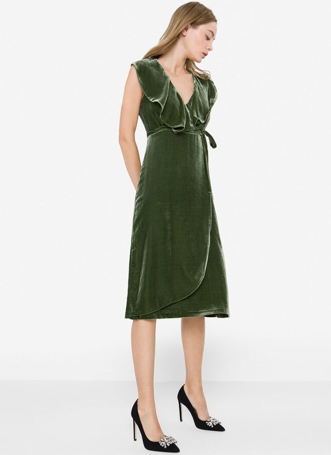 PARA MARCAR A CINTURA (E ESCONDER AS ANCAS) | Vestido de veludo Midi, 129,00€ Uterqüe