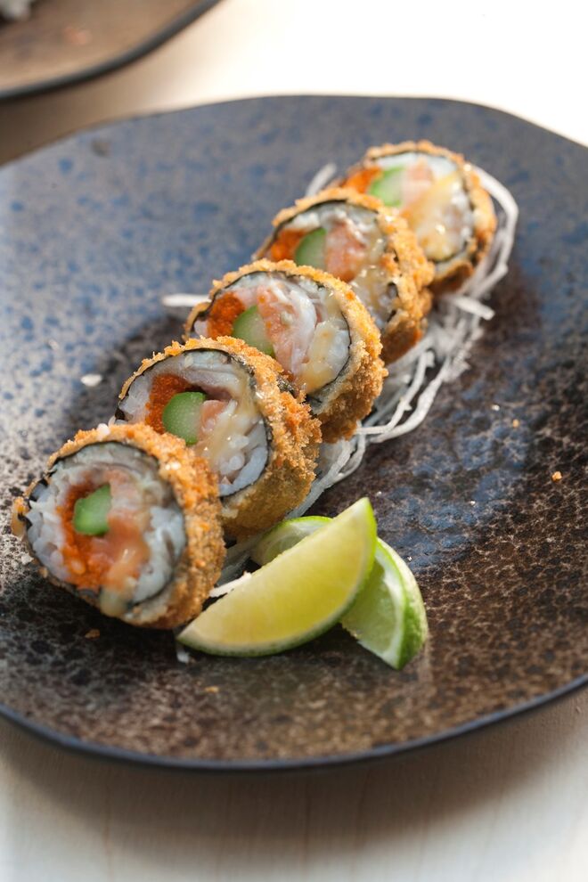 Atsui (rolo quente de salmão e peixe branco, com abacate, espargo e masago 5 peças, 6,50€)