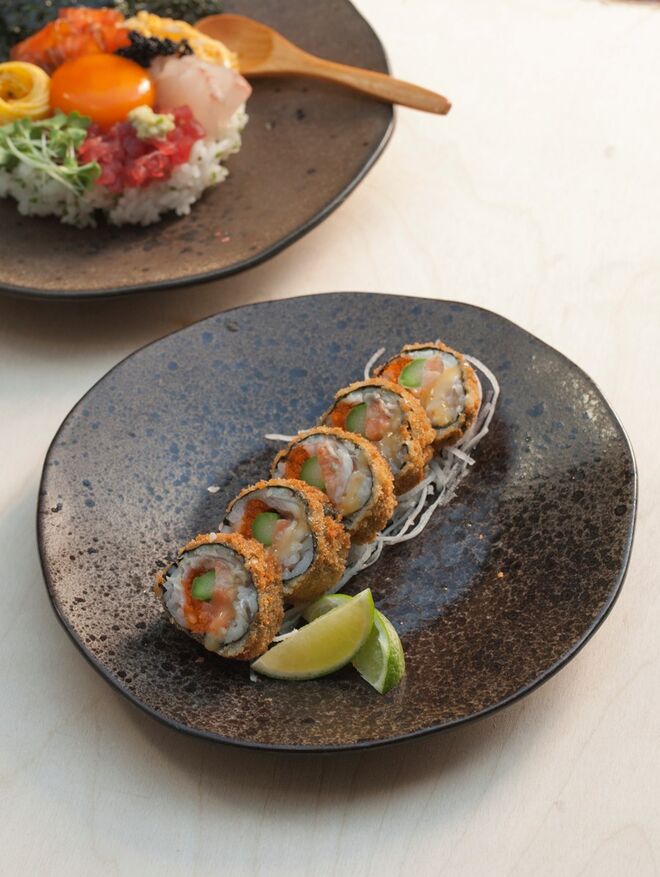 Atsui (rolo quente de salmão e peixe branco, com abacate, espargo e masago 5 peças, 6,50€)