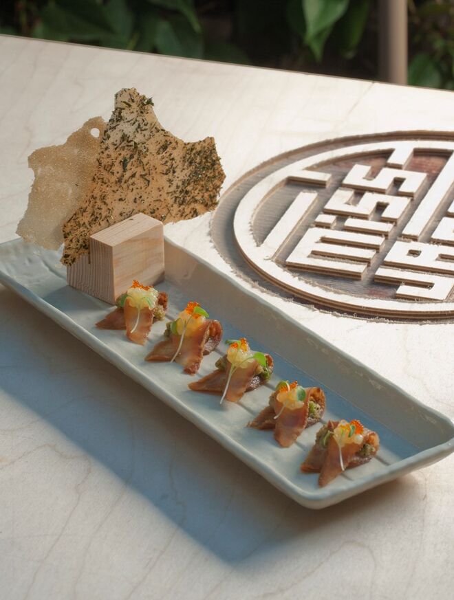 Kaisō (corvina zukê, puré de maçã verde, “ovas” de yuzu e telha de arroz, 8,50€)	