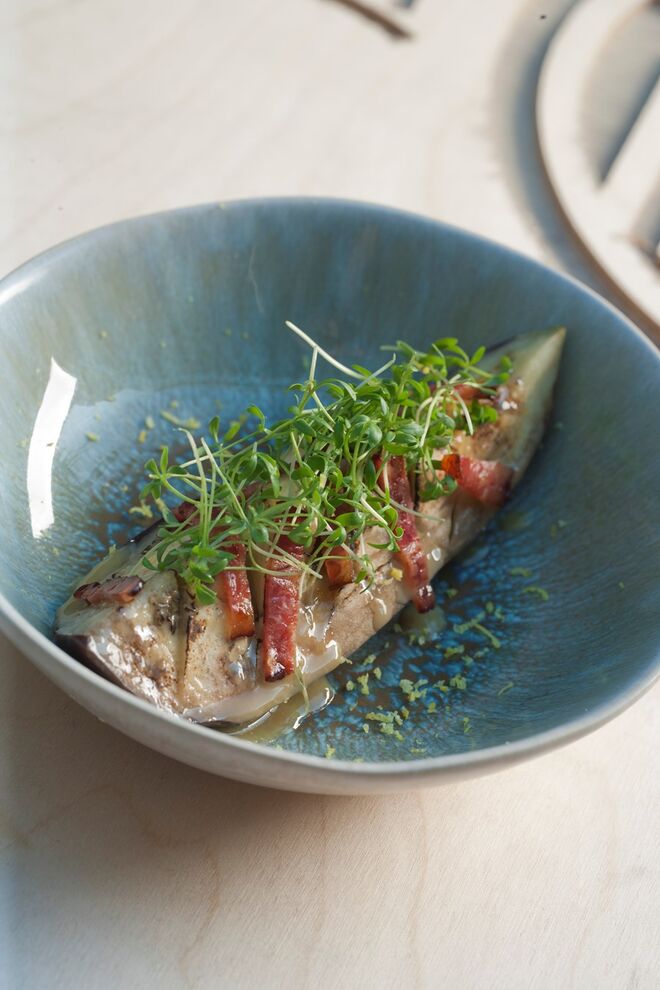 Nasu Dengaku (beringela grelhada com molho dengaku, bacon crocante e rebentos de mizuna, 3,95€)