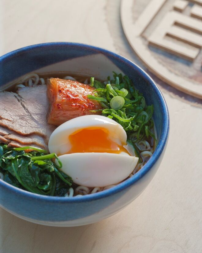 Ramen de Chasuni (com cachaço de porco, espinafres, kimchi, cebolo e ovo, 11,50€)