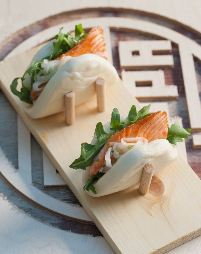 Bao com Salmão Teriyaki (pão ao vapor, com salmão teriyaki, rúcula e pickle de daikon,  6,75€)