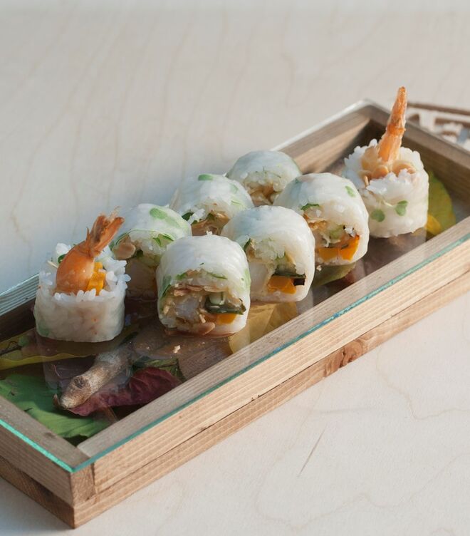 Fuyumaki (rolo de papel de arroz com camarão tempura, amêndoa, shisô e molho de figo, 7€)