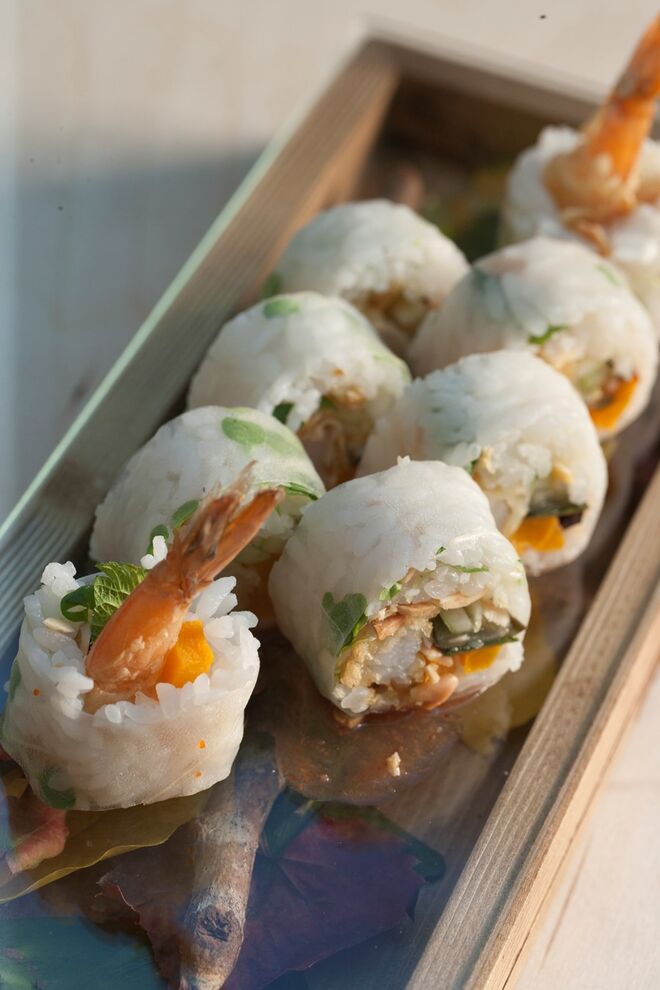 Fuyumaki (rolo de papel de arroz com camarão tempura, amêndoa, shisô e molho de figo, 7€)