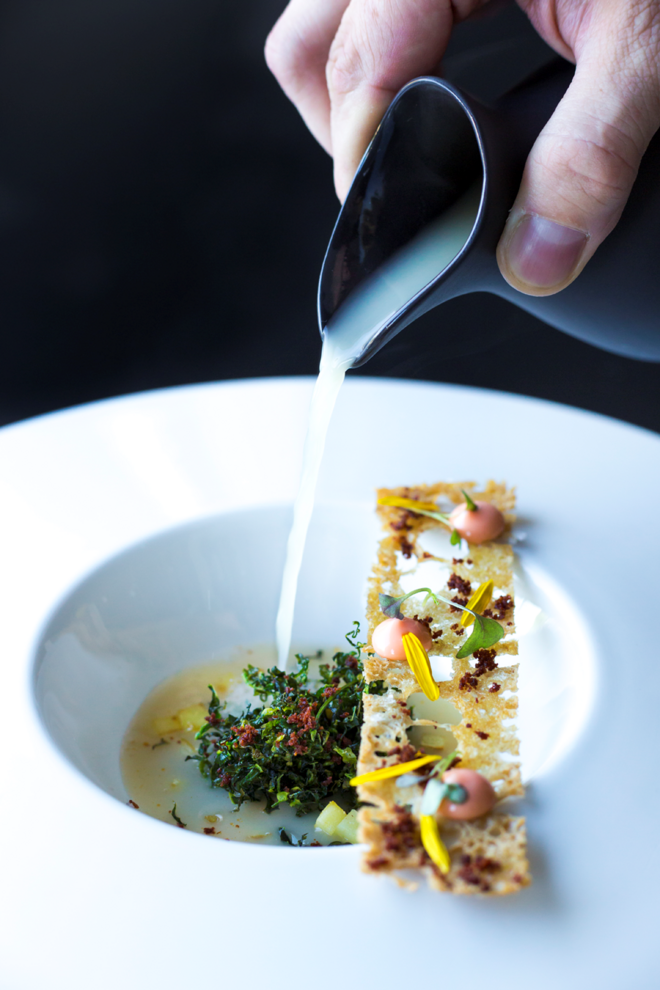 Misoshiro de Caldo Verde - Sopa Miso Shiro com couve crocante, chouriço e pão