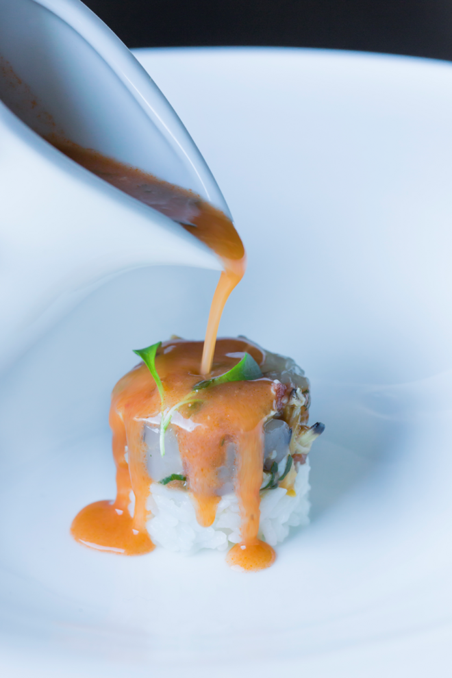 Nigiri de Arroz de Marisco - Nigiri de camarão e amêijoa com cremoso de arroz de marisco e coentros