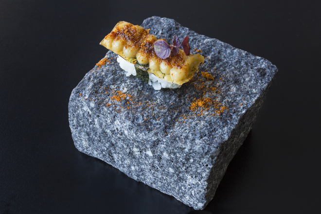 Nigiri de Nasu Dengaku - Nigiri de beringela com molho dengaku e hortelã