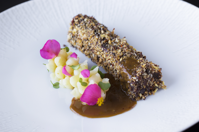 NikuJaga Trufado - Bochecha de novilho guisada com gengibre, frutos secos e canudo de batata trufado