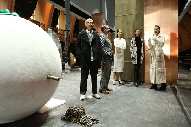 Ian Griffiths (diretor criativo da Max Mara) e Liu Wei (artista convidado) com as modelos que usam as peças da coleção cápsula