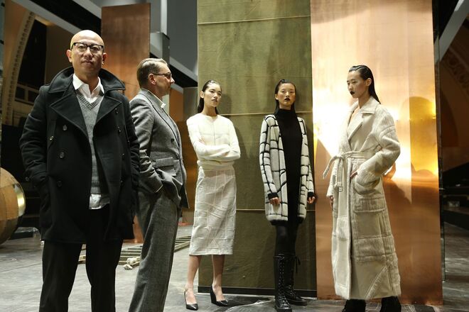 Ian Griffiths (diretor criativo da Max Mara) e Liu Wei (artista convidado) com as modelos que usam as peças da coleção cápsula