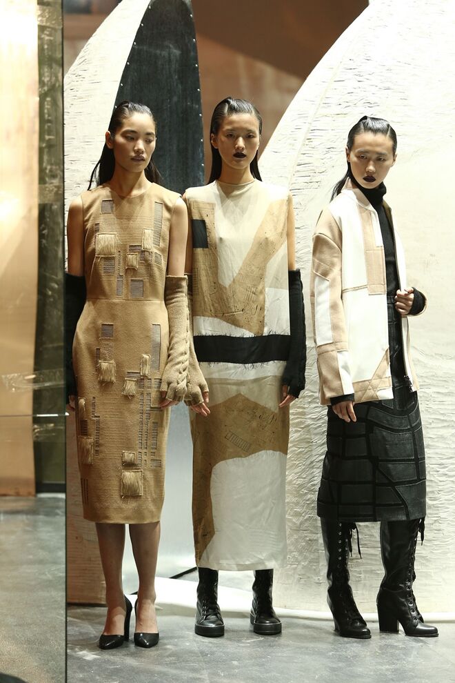 Ian Griffiths (diretor criativo da Max Mara) e Liu Wei (artista convidado) com as modelos que usam as peças da coleção cápsula