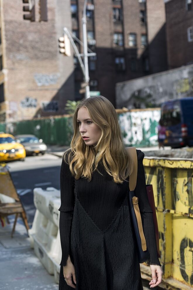 Carolina Engman | Vestido Diogo Miranda, brincos Céline, Top plissado Malene Birger, carteira Céline e loafers Tibi.