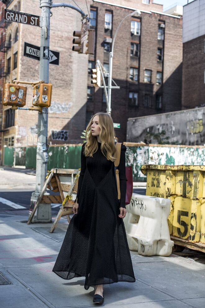 Carolina Engman | Vestido Diogo Miranda, brincos Céline, Top plissado Malene Birger, carteira Céline e loafers Tibi.
