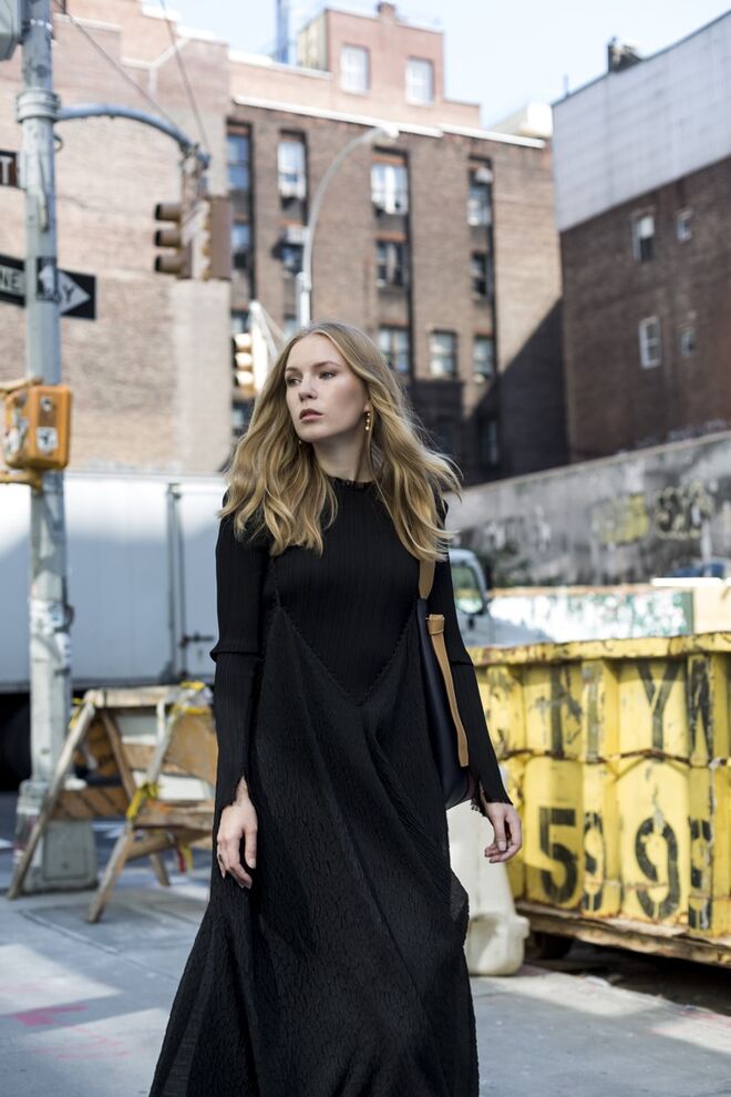 Carolina Engman | Vestido Diogo Miranda, brincos Céline, Top plissado Malene Birger, carteira Céline e loafers Tibi.