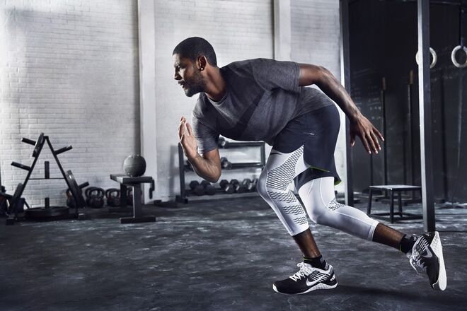 Atleta Kyrie Irving com Nike MetconDSX Flyknit