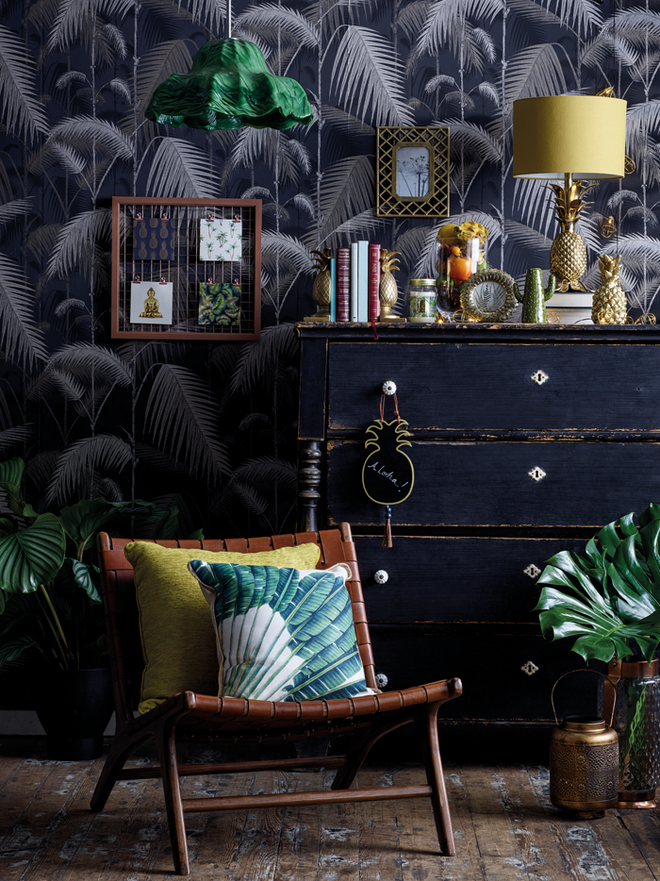 Papel de parede, €5, gold tumbler, €2.50, pote em ananás, €5 $6, moldura, €5, separadores de livros, €10, cacto em vaso, €3.50, almofada, €8