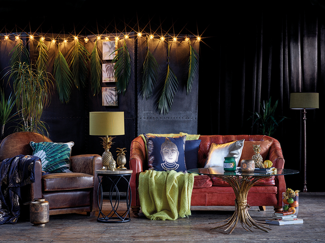 Almofada com folhas, €12, almofada com palmeiras, €8, lanterna, €10, abajur, €3, almofada dourada, €8, cobertor verde, €12 e candeeiro em ananás, €6