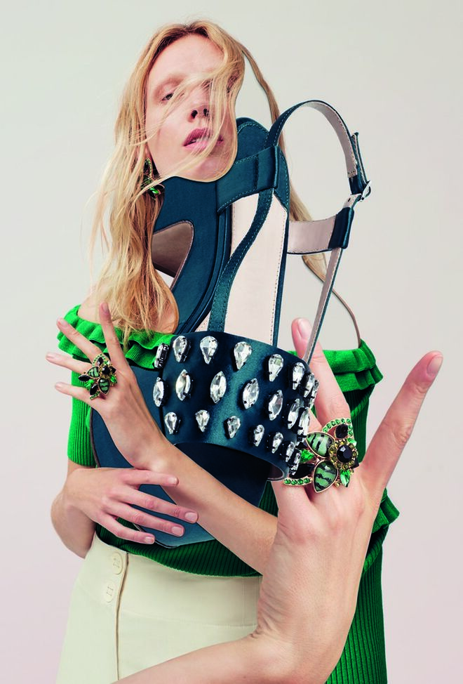 Um acessório é algo importante para decidir. Um sapato com pedras preciosas é sempre uma boa opção