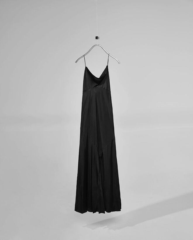 6. Slip Dress e as sobreposições | Zara, 49.99€