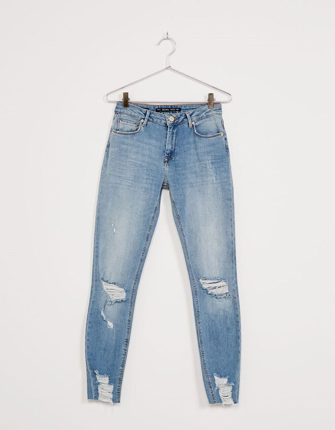 4. Jeans de bainha desfiada | Bershka, 19.99€