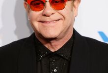 Consta que Elton John também recusou participar do grande dia inaugural de Trump. Na altura das eleições o cantor britânico terá referido que a vitória de Trump 'fazia com que temesse pelo mundo', acrescentando que 'Ele irá marginalizar as pessoas, ele já o está a fazer'.