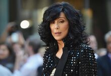 A cantora Cher referiu-se a Trump como sendo um 'mentiroso-compulsivo' e um 'fascista', acrescentando 'Preferiria enfiar umas agulhas nos meus olhos. Se ele for eleito, mudo-me para Jupiter.'
