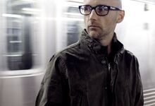 Também Moby recusou o mesmo convite, escrevendo: 'Hahahahaha, acabei de ser abordado por um agente se poderia participar como DJ numa das festas de tomada de posse de Trump...Hahahahaha, esperem, Hahahaha, a sério?'.