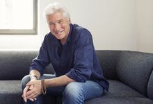 Richard Gere descreveu assim: ‘Ele é um demagogo, um palhaço – mas as pessoas gostam de clareza. Aqui está este tipo que diz ‘Eu vou resolver todos os vossos problemas. Não interessa como, mas eu trato do assunto’. Ele encontra vilão em todo o lado e depois diz às pessoas que se vai livrar deles… ‘Vamos ver-nos livres dos Judeus, dos pretos. Qualquer um que entendamos como um problema, ver-nos-emos livres deles.’ É assim que começa… este tipo de pensamento é um plano inclinado escorregadio’.