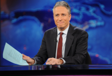 O apresentador John Stewart respondeu no Twitter a um comentário de Trump assim: 'Este país não é teu. Tu não és patriota, tu não és cristão. De certeza que não tens o respeito dos militares, polícias e bombeiros.'