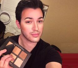 Homem protagoniza campanha Maybelline 