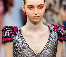Schiaparelli conquista estatuto de alta-costura