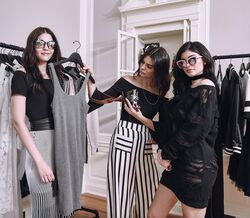 Kylie e Kendall Jenner lançam óculos de sol