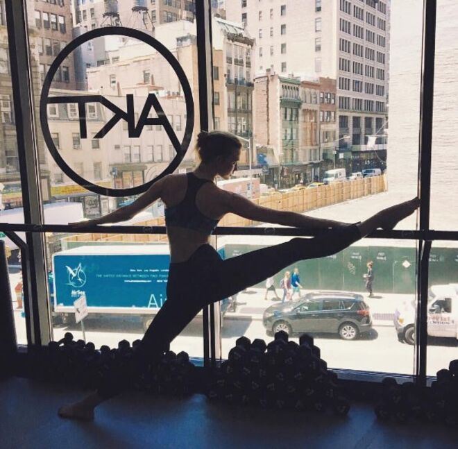 Karlie Kloss | O anjo leva esta forma de exercício muito a sério, é viciada no Ballet, que ajuda a sua destreza física.