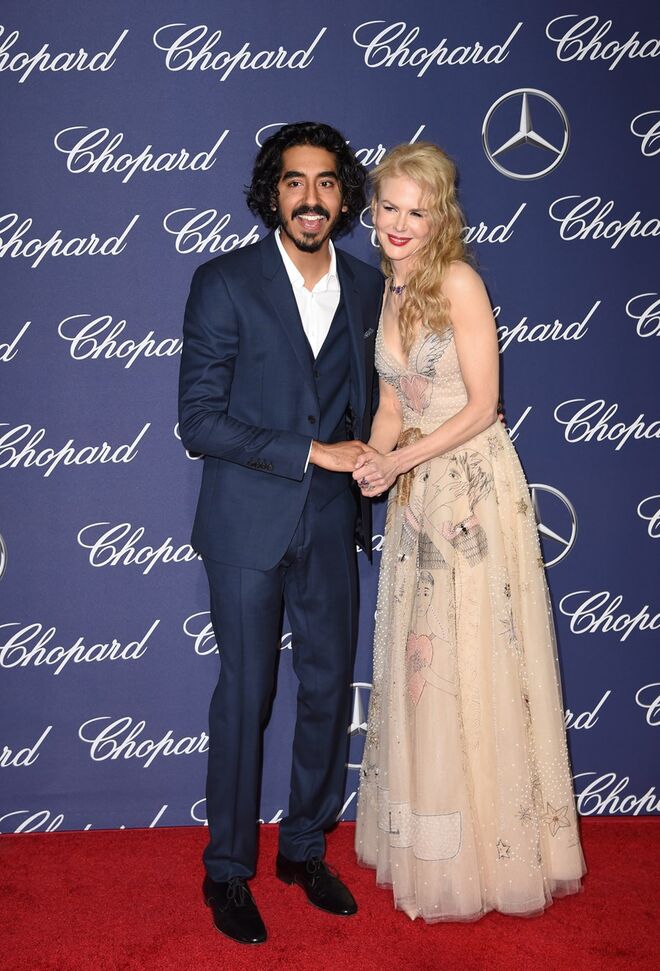 Nicole Kidman, em Dior e com joias Fred Leighton, e Dev Patel