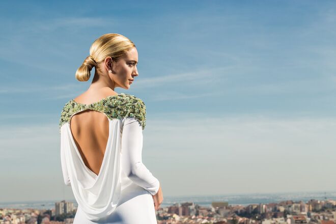 Um look clássico e minimal, ideal para a noiva que opta por dar mais ênfase ao vestido. Ideal para vestidos com detalhes na zona dos ombros.