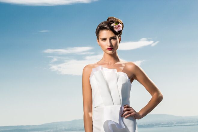 Com influência pin-up, este apanhado estruturado é ideal para vestidos de linhas mais gráficas. A utilização de flores como um acessório, dá-lhe um toque mais delicado, tornando o look mais doce.